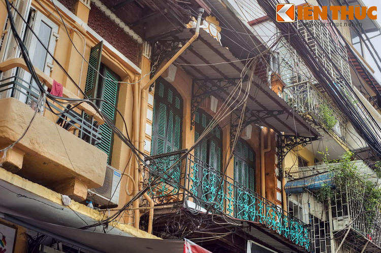 Về nghề hát ả đào ở phố Hàng Giấy, ca dao Hà Nội cũ còn có câu: Trải qua Hàng Giấy dần dần/ Cung đàn nhịp phách nên xuân bốn mùa.