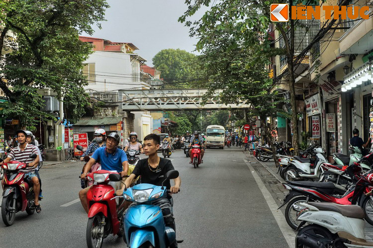 Quân Pháp huy động xe tăng, xe bọc sắt, nã đại bác tấn công nhà này. Các chiến sĩ ta đánh lui tất cả những đợt tấn công và giữ vững vị trí đó tới ngày 14/2/1947.