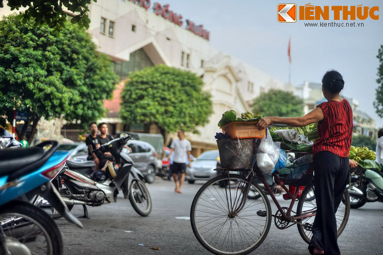 Do nằm trên trục chính của phố cổ, lại có chợ Đồng Xuân ở ngay cạnh, ngày nay phố Hàng Giấy là một tuyến phố rất sôi động trong 36 phố phường Hà Nội.