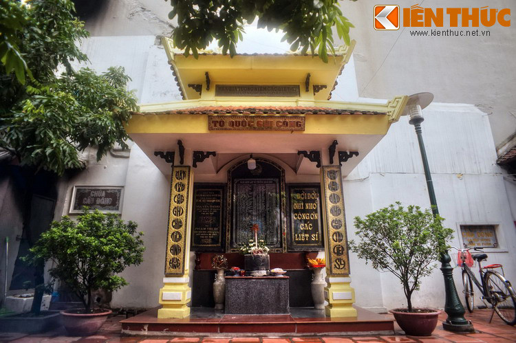 Một nhà bia tưởng niệm đã được dựng trong sân chùa để tưởng nhớ các anh hùng, liệt sĩ phường Hàng Đào đã ngã xuống trong hai cuộc kháng chiến vì nền độc lập, tự do của dân tộc Việt Nam.