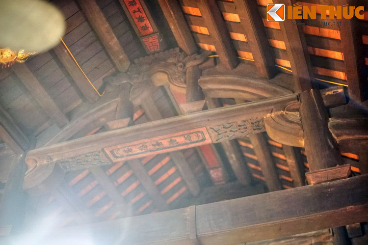 Hệ khung gỗ của chùa Cầu Đông gây ấn tượng với những mảng trang trí khéo léo, là sự kết hợp các phương pháp chạm nổi, chạm bong, chạm lộng tinh xảo, mang bóng dáng của nghệ thuật chạm khắc gỗ thế kỷ 17, 18.