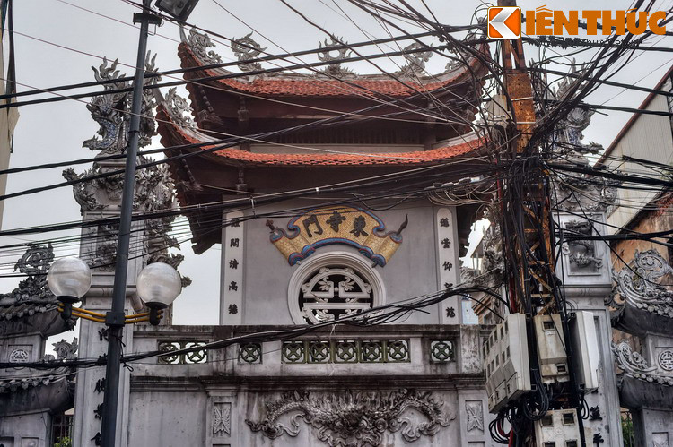 Tương truyền, chùa được xây dựng từ đời nhà Lý. Năm 1010, vua Lý Thái Tổ rời đô từ Hoa Lư về Thăng Long. Ở kinh đô mới, vua cho xây dựng nhiều đền chùa theo mẫu Hoa Lư, trong đó có chùa Cầu Đông.