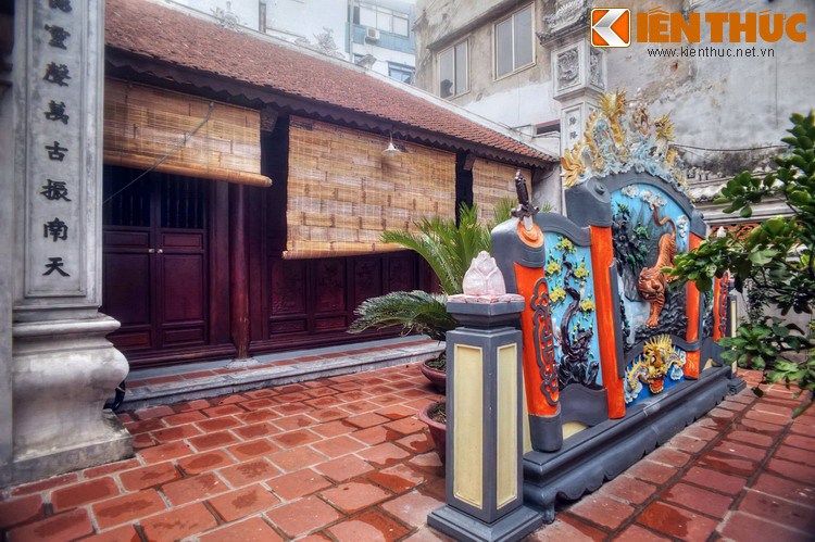 Bên trái khuôn viên chùa có đình Đức Môn. Điều này khiến chùa Cầu Đông là một ngôi chùa hiếm hoi có một ngôi đình nằm bên trong mình.