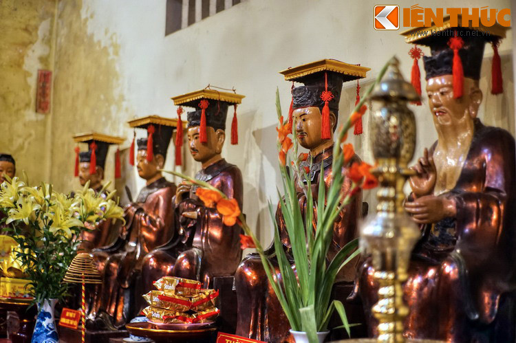 Trong chùa có gần 60 pho tượng tròn, cách bài trí giống như phần lớn chùa ở miền Bắc, trong đó nhiều tượng có giá trị lớn về lịch sử và mỹ thuật.