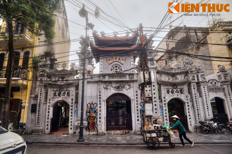 Nằm ở số 38 Hàng Đường, trung tâm khu phố cổ Hà Nội, chùa Cầu Đông là một ngôi chùa cổ mang nhiều nét độc đáo, có thể coi là độc nhất vô nhị Hà Nội.