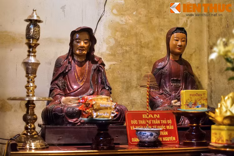 Nét đặc biệt nhất của chùa Cầu Đông là bên cánh phải của chính có kệ thờ Thái sư Trần Thủ Độ và vợ là bà Trần Thị Dung. Đây là chùa duy nhất ở Hà Nội thờ Trần Thủ Độ - vị khai quốc công thân số một của nhà Trần.