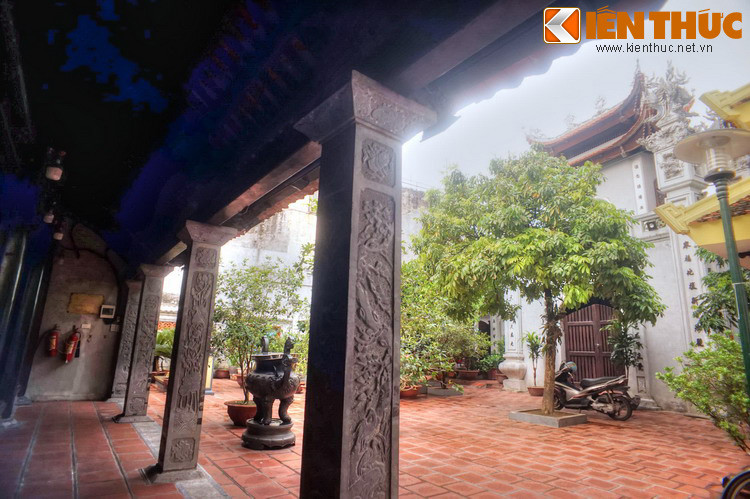 Vào thuở sơ khai, chùa cầu Đông có tên là Đông Môn Tự. Do chùa nằm gần cầu Đông – một cây cầu đá cổ bắc qua đoạn sông Tô Lịch chảy qua phố Hàng Đường xưa – nên người dân quen gọi là chùa Cầu Đông, theo thời gian trở thành tên chính thức.