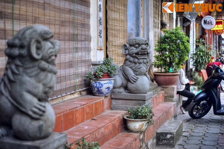 Đền Tứ Vị ở số nhà 39, là nơi thờ vọng Tứ vị Hồng nương, tương truyền là bốn người phụ nữ sau khi tử nạn ngoài biển thường hiển linh cứu giúp dân chài.