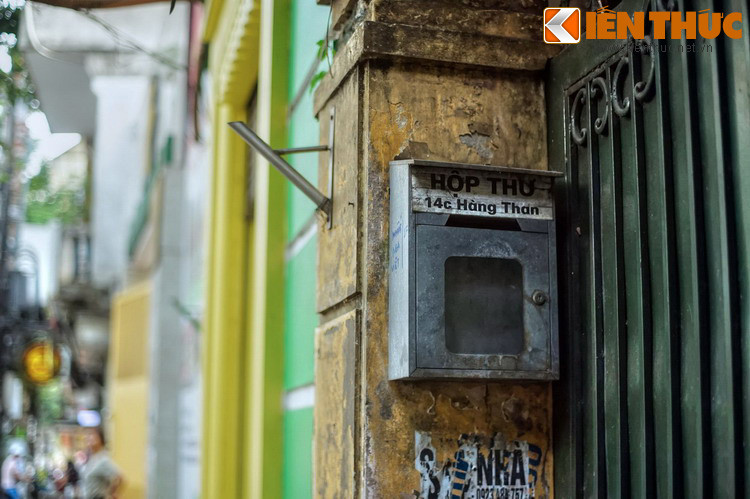 Thời thuộc địa người Pháp đặt tên phố là “rue su Charbon” – dịch từ tên “Hàng Than”. Năm 1945 phố lấy lại tên tiếng Việt và giữ nguyên tên này sau các cuộc đổi tên ở Hà Nội giai đoạn sau đó.