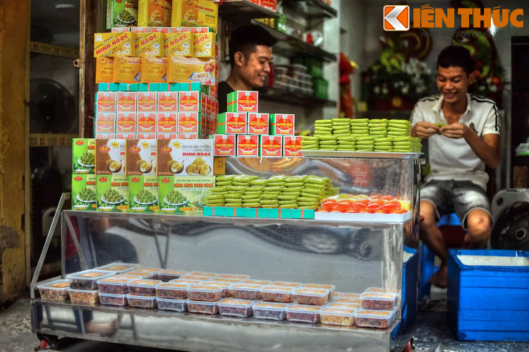 Sau những biến đổi thời cuộc, không ai còn bán than ở phố Hàng Than nữa. Từ đầu thế kỷ 20, con phố này được gần xa biết đến với món bánh cốm Hàng Than.