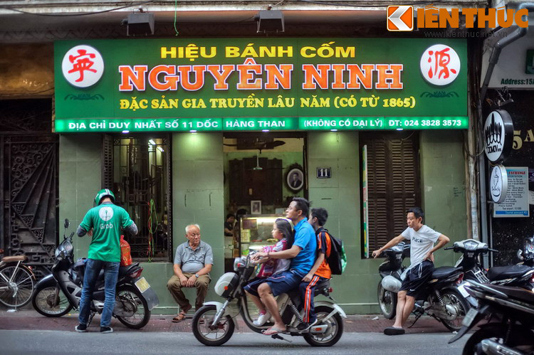 Hiệu bánh cốm lâu đời nhất và cũng nổi tiếng nhất là bánh cốm Nguyên Ninh (số nhà 11), có từ năm 1865.
