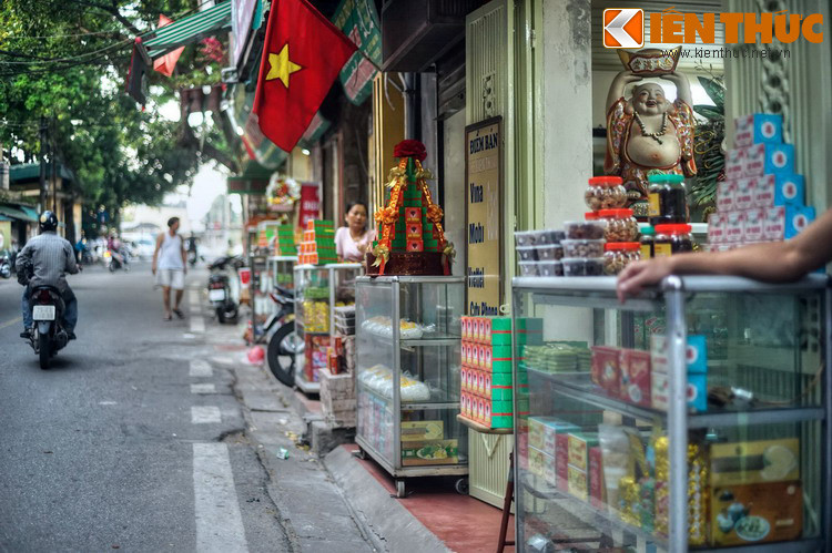 Theo thời gian, trên phố ngày càng có thêm nhiều nhà làm bánh cốm và ngày nay có hàng chục cửa hàng kinh doanh đặc sản này trên phố.