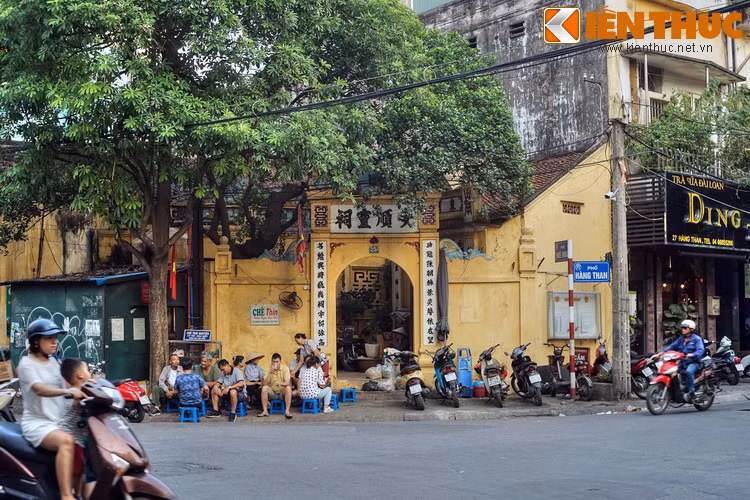 Dù nghề bán than không còn, phố Hàng Than vẫn còn nhiều đền, chùa cổ lưu giữ quá khứ của con phố lâu đời này. Ở số 25, đền Yên Thuận là đền của thôn Yên Thuận xưa.