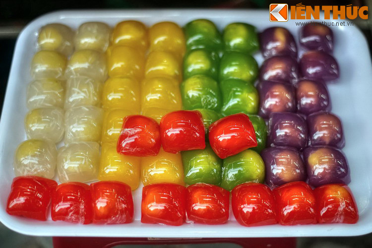 Sắc màu rực rỡ và dáng vè phong phú của các loại bánh tạo nên khung cảnh sinh động đặc trưng cho phố Hàng Than.
