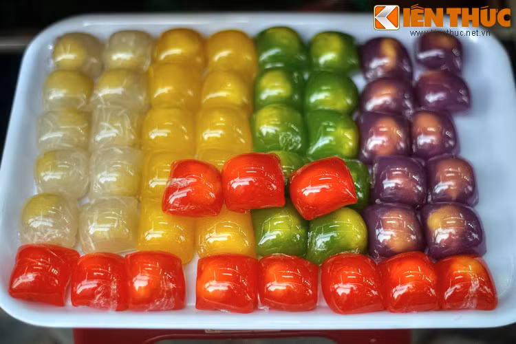 Sắc màu rực rỡ và dáng vè phong phú của các loại bánh tạo nên khung cảnh sinh động đặc trưng cho phố Hàng Than.