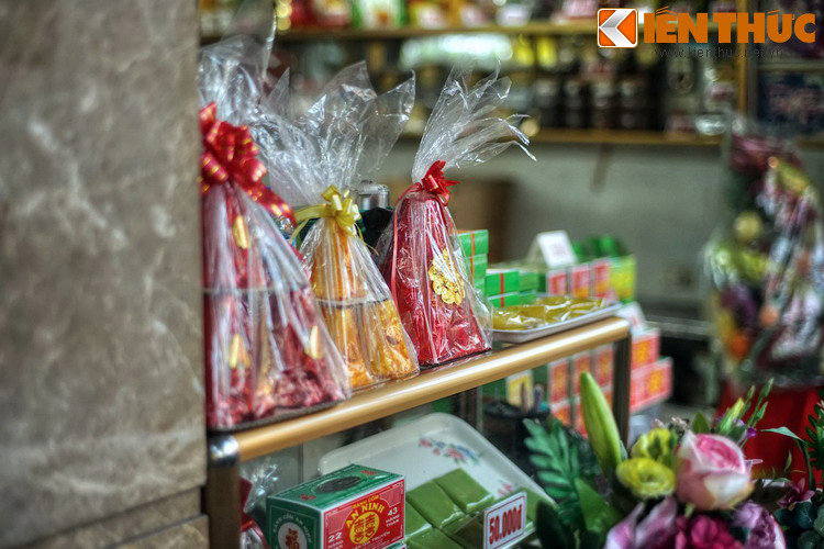 Ngoài bánh cốm, các cửa hàng trên phố Hàng Than cũng bán các loại bánh truyền thống khác như bánh xu xuê, đậu xanh, oản...