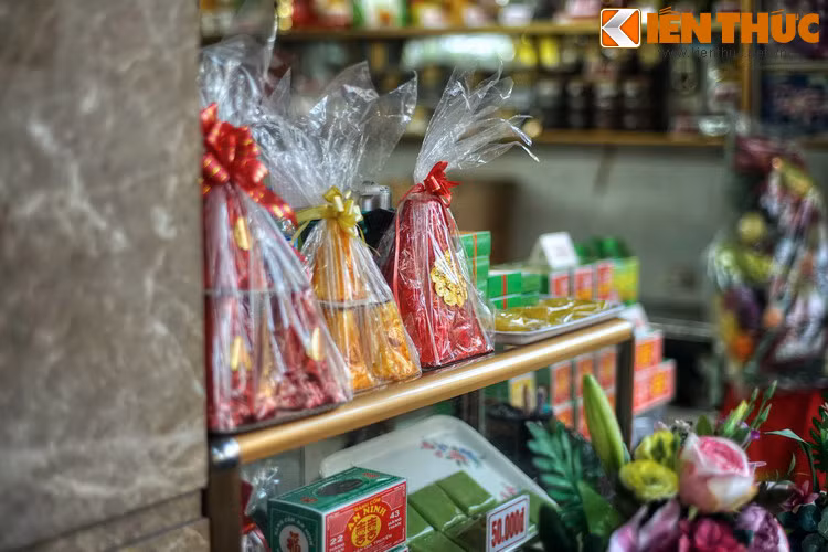 Ngoài bánh cốm, các cửa hàng trên phố Hàng Than cũng bán các loại bánh truyền thống khác như bánh xu xuê, đậu xanh, oản...