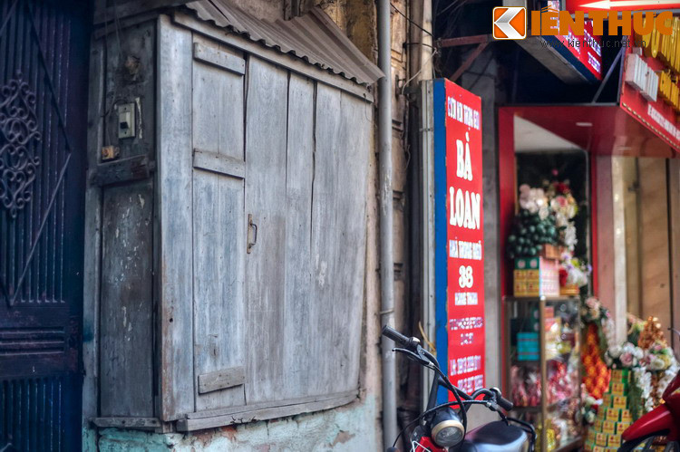 Nhà số 40 Hàng Than gắn với tuổi trẻ lãng mạn của hai thi sĩ Xuân Diệu và Huy Cận. Họ đã sống trên căn gác tại đây trong hơn một năm từ mùa thu 1939, trước khi Xuân Diệu đi Mỹ Tho làm tham tá Sở thương chánh.