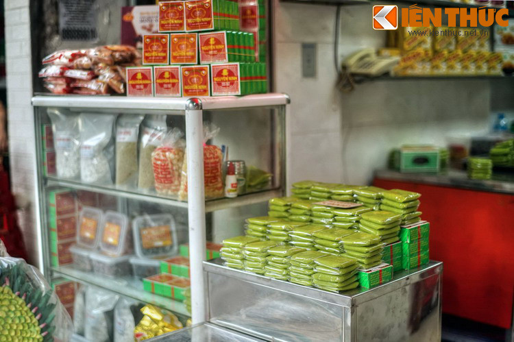 Nhân bánh được làm từ đậu xanh hấp chín xay nhuyễn sau đó ngào đường và lại đun nhỏ lửa.Sau đó cho dừa nạo và mứt bí xắt hạt lựu hoặc mứt sen. Công đoạn cuối cùng là gói bánh, với nhân được chia ra từng nắm nhỏ và áo bên ngoài bằng cốm đã chế biến.