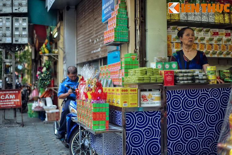 Từ một góc phố cổ, bánh cốm đã trở thành một đặc sản nổi tiếng của Hà Nội, không thể thiếu trong các dịp cưới hỏi, giỗ chạp và là món quà được ưa chuộng của du khách thập phương.