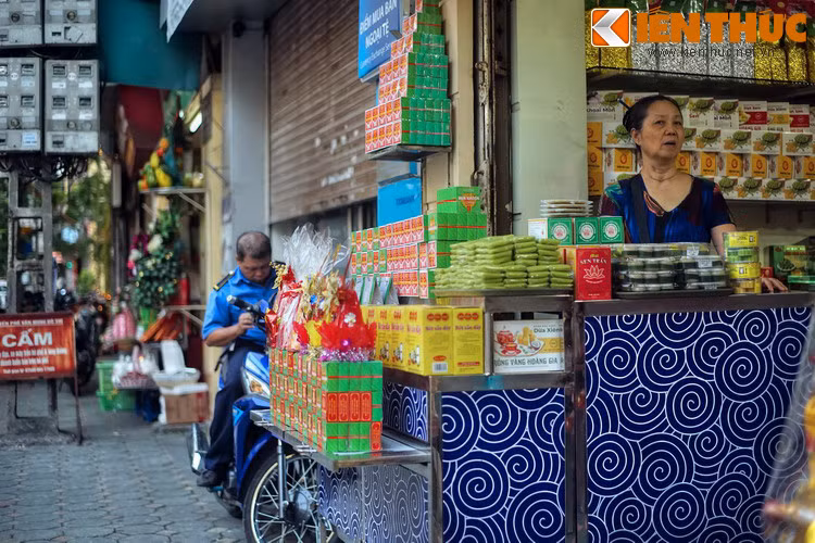 Từ một góc phố cổ, bánh cốm đã trở thành một đặc sản nổi tiếng của Hà Nội, không thể thiếu trong các dịp cưới hỏi, giỗ chạp và là món quà được ưa chuộng của du khách thập phương.