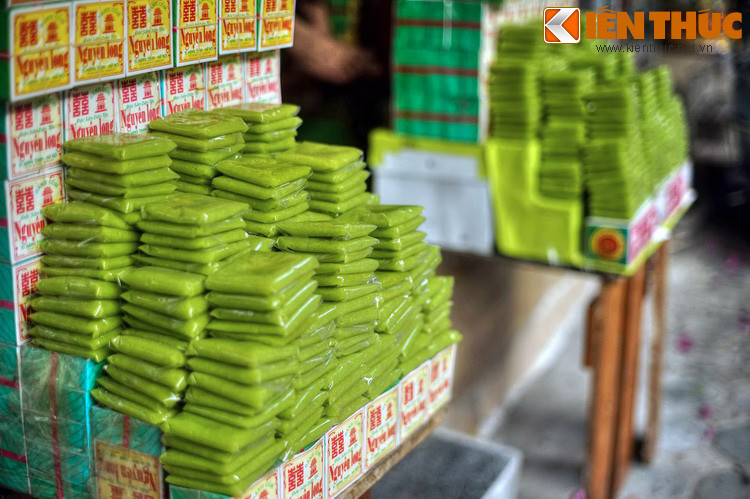 Quay trở lại với món bánh cốm trứ danh, loại bánh này được làm từ cốm, nhân đậu xanh dừa nạo và mứt bí hoặc mứt sen trần, Cốm được trộn nước theo tỷ lệ nhất định, đảo đều trên lửa, hoặc hấp chín trộn chút đường và nước hoa bưởi.