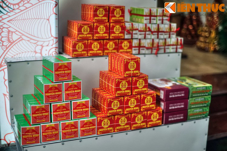 Xưa kia bánh cốm làm xong được gói trong lá chuối. Ngày nay là chuối được thay bằng giấy bóng và hộp các-tông vuông vức.