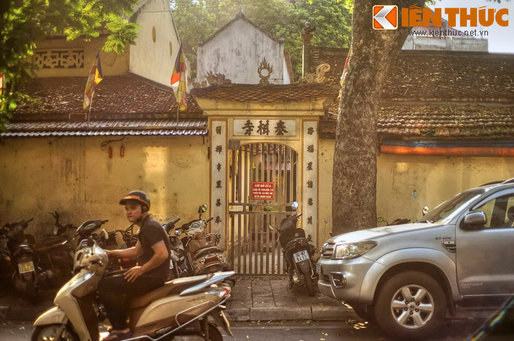 Phố hình thành trên nền đất xưa thuộc thôn Tân Lập - Tân Khai, tổng Tiền Túc (sau đổi thành tổng Thuận Mỹ), huyện Thọ Xương cũ. Hiện nay, đình của thôn Tân Khai ở số nhà 44 phố Hàng Vải và chùa của thôn Tân Khai là chùa Thái Cam ở số nhà 16A Hàng Gà.