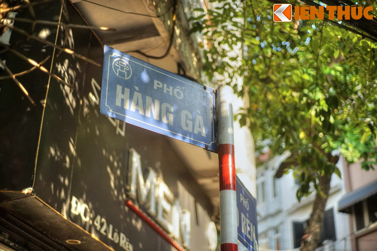 Từ tên gọi tiếng Pháp “Tien Tsin“, người Hà Nội cũng gọi chệnh tên phố thành phố “Tiên Sinh”. Từ năm 1945, phố Thiên Tân – gồm hai đoạn phố Thuốc Nam, Hàng Gà cũ – chính thức mang tên là phố Hàng Gà.