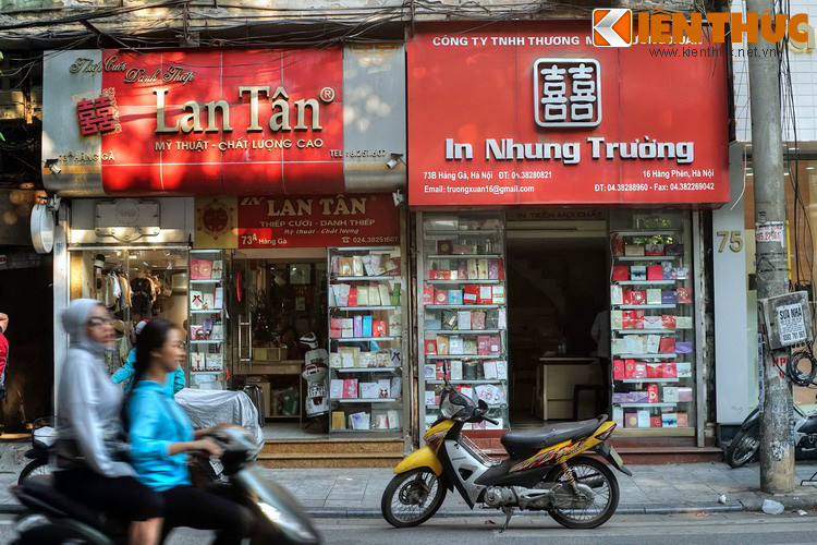 Hàng hóa được bày bán trên phố khá đa dạng, trong đó có một số mặt hàng đặc trưng, đầu tiên có thể kể đến là thiệp cưới, với sự hiện diện của nhiều cơ sở chuyên thiết kế và in ấn thiệp cưới.