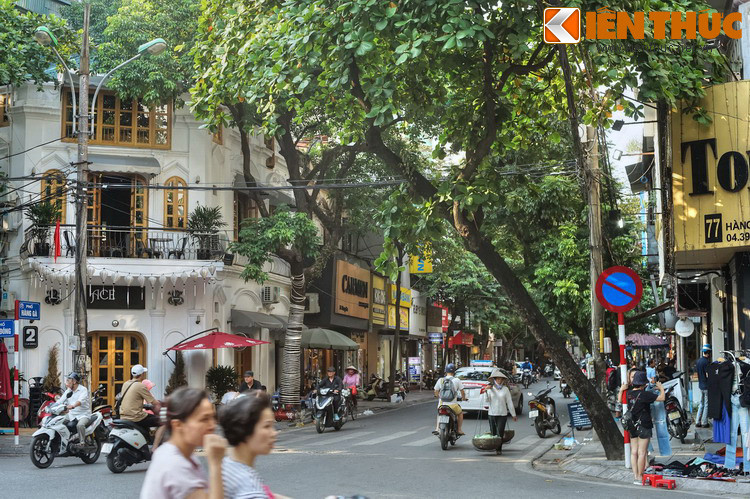 Trong nhiều thập niên, từng có một tuyến xe điện chạy phố Hàng Gà qua lên phố Hàng Cót rồi rẽ sang phố Quán Thánh đi Thụy Khuê. Ngày nay, dù tiếng chuông tàu điện không còn vang lên, phố Hàng Gà vẫn là một trong những trục giao thông quan trọng ở phố cổ Hà Nội...