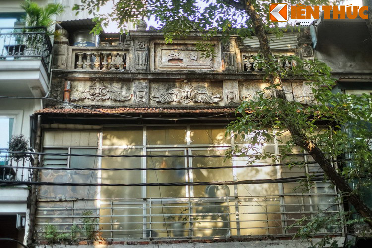 Là một dãy phố ít bị tàn phá trong chiến tranh, phố Hàng Gà còn lưu giữ khá nhiều ngôi nhà mang đường nét kiến trúc đầu thế kỷ 20, chủ yếu là kiểu nhà ống có diện tích hẹp, mái thấp, một tầng hoặc nhiều gác xép, mặt tiền trang trí kiểu cổ điển.