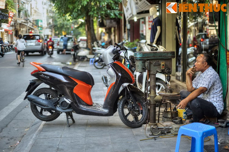 Tên gọi phố Hàng Gà bắt nguồn từ việc nơi đây có những nhà chuyên buôn bán gia cầm như gà, vịt, ngan, ngỗng, gà tây, chim bồ câu... tập trung mạn bên trên chùa Thái Cam. Những nhà bán gia cầm bán hàng luôn ở trong nhà, với những chiếc lồng to nhốt hàng chục con.