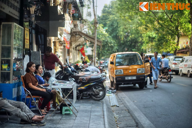 Lúc đầu, phố Hàng Gà được ghi trên các giấy tờ hành chính là phố Tân Khai vì đường Tân Khai đi qua đất của thôn. Nhưng người dân thì chia phố ra làm hai đoạn với hai tên gọi khác nhau là phố Hàng Gà (đoạn giáp Hàng Cót) và phố Thuốc Nam (đoạn giữa phố Bát Đàn và Cửa Đông).