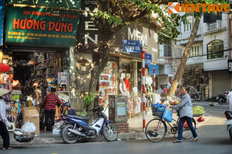  Phố Hàng Gà là con phố dài khoảng 230 mét, nối phố Hàng Cót với phố Hàng Điếu ở phía Tây khu phố cổ Hà Nội. Đây là một trong những con phố có lịch sử tên gọi đặc biệt nhất của Hà Nội xưa.