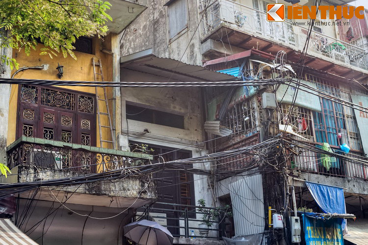 Vào thời thuộc địa, ở đầu phố có các cửa hàng chuyên buôn súng ống đạn dược cho quân đội Pháp nên khu vực này được chính quyền thực dân bảo vệ rất nghiêm ngặt.