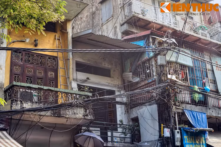 Vào thời thuộc địa, ở đầu phố có các cửa hàng chuyên buôn súng ống đạn dược cho quân đội Pháp nên khu vực này được chính quyền thực dân bảo vệ rất nghiêm ngặt.