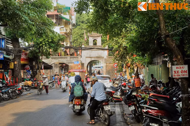 Vào năm 1873 Francis Garnier đã tiến quân vào Hàng Chiếu để đánh thành Hà Nội. Tại cửa ô Đông Hà ở đầu phố, viên quan Chưởng Cơ – chỉ huy vệ binh, đã cùng với khoảng 100 binh lính chiến đấu và anh dũng hi sinh. Từ đó ô Đông Hà được gọi là ô Quan Chưởng để ghi nhớ sự kiện bi hùng này.