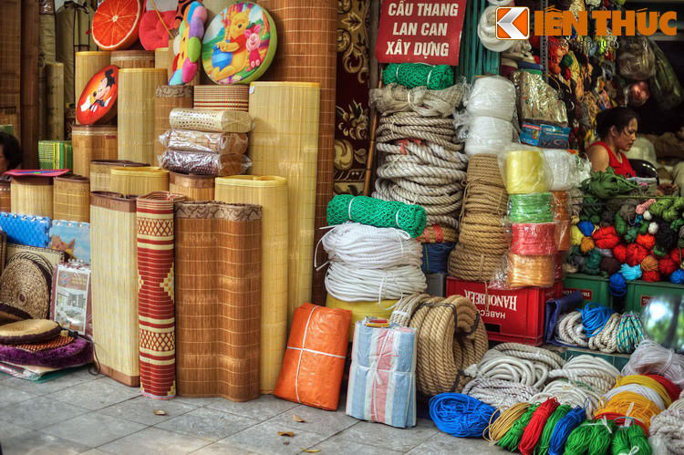 Các mặt hàng khác được chuyên danh trên phố Hàng Chiếu là phông bạt, túi nylon, dây dù, dây thừng, chăn nệm, thảm trải sàn...