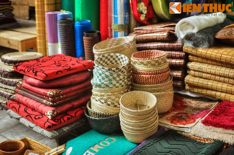 Ngoài ra còn có các đồ thủ công đan bằng cói, lạt tre.