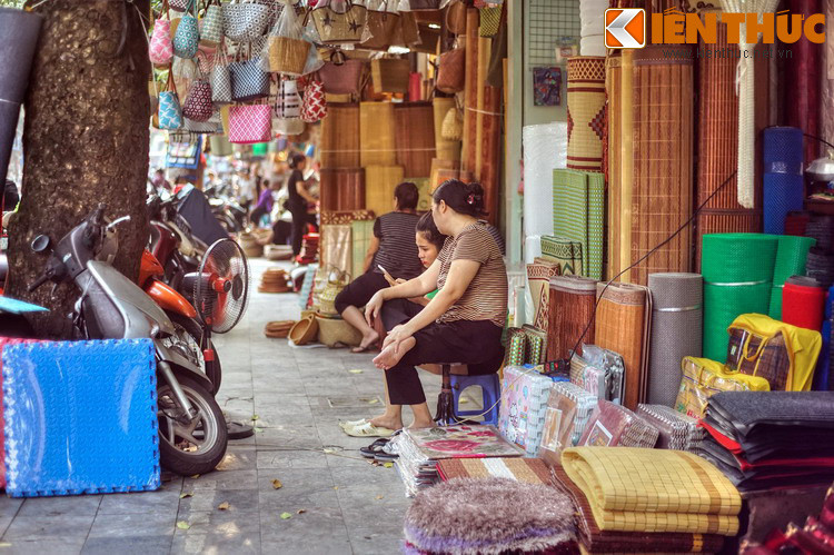 Ngày nay phố Hàng Chiếu là một trong những khu phố buôn bán sầm uất bậc nhất phố cổ Hà Nội. Mặt hàng chính được bày bán trên phố là các loại chiếu, theo tập quán được truyền qua các thế hệ.