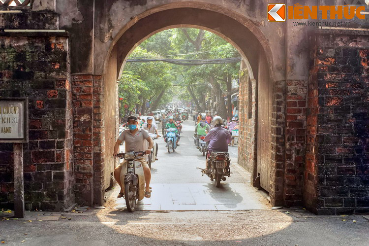 Năm 1945, phố Jean Dupuis nhập với phố Nattes en Joncs thành phố Hàng Chiếu. Năm 1949 phố Hàng Chiếu tách thành phố Hàng Chiếu và phố Ô Quan Chưởng như bây giờ.