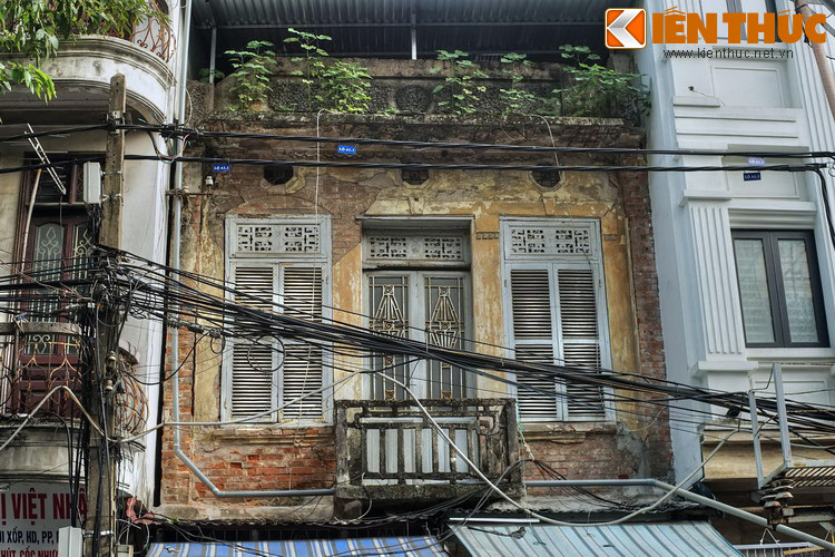 Hàng Chiếu là con phố đầu tiên Pháp có ý định mở mang sau khi chiếm được Hà Nội. Năm 1888, người Pháp đốt trụi cả dãy phố rồi chiếm đất hoặc cưỡng ép người dân bán lại nhà với giá rẻ. Phố được tái thiết với vỉa hè, cây xanh, cột đèn như bên Pháp nên người dân còn gọi là phố Mới.