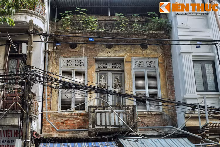 Hàng Chiếu là con phố đầu tiên Pháp có ý định mở mang sau khi chiếm được Hà Nội. Năm 1888, người Pháp đốt trụi cả dãy phố rồi chiếm đất hoặc cưỡng ép người dân bán lại nhà với giá rẻ. Phố được tái thiết với vỉa hè, cây xanh, cột đèn như bên Pháp nên người dân còn gọi là phố Mới.