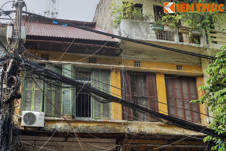 Sau Cách mạng tháng 8/1945, phố Hàng Chiếu chứng kiến một sự kiện lịch sử quan trọng của Hà Nội. Khi Toàn quốc kháng chiến bùng nổ, Hàng Chiếu là trung tâm chỉ huy của Liên khu I. Lực lượng của ta đã đứng vững trên phố cho tới đêm 17/2/1947, khi Trung đoàn Thủ đô rút ra ngoại thành.