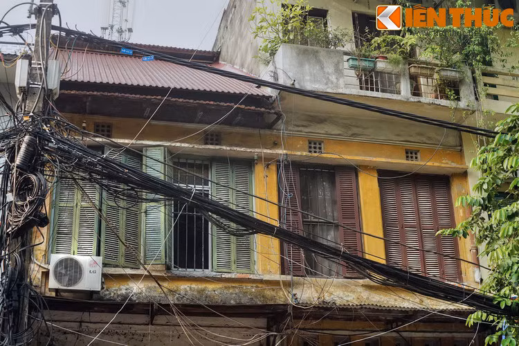 Sau Cách mạng tháng 8/1945, phố Hàng Chiếu chứng kiến một sự kiện lịch sử quan trọng của Hà Nội. Khi Toàn quốc kháng chiến bùng nổ, Hàng Chiếu là trung tâm chỉ huy của Liên khu I. Lực lượng của ta đã đứng vững trên phố cho tới đêm 17/2/1947, khi Trung đoàn Thủ đô rút ra ngoại thành.