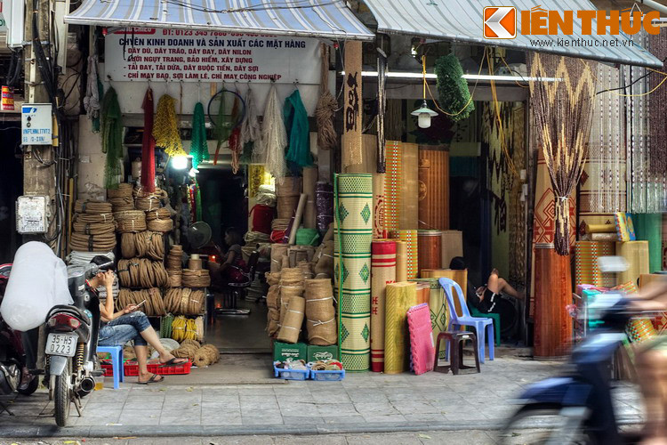 Trong 36 phố phường Hà Nội thời hiện đại, Hàng Chiếu là một trong số ít khu phố còn chuyên doanh mặt hàng đặc trưng đúng với tên gọi của phố.