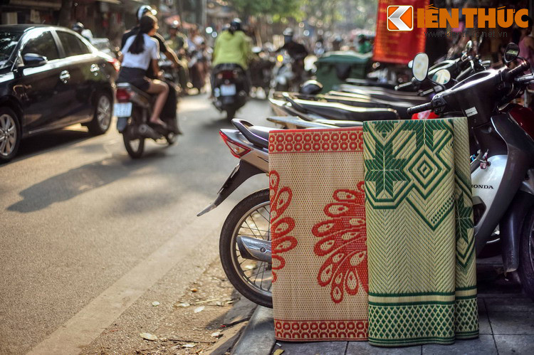 Vào thập niên 1910, người Pháp đặt tên phố Hàng Chiếu là Jean Dupuis theo tên một nhà thám hiểm người Pháp nổi tiếng, còn đoạn phố bên ngoài Ô Quan Chưởng là phố Nattes en Joncs (phố Chiếu Cói), nay là phố Ô Quan Chưởng.