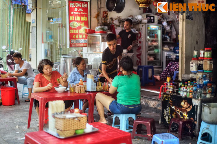 Về ẩm thực, phố Hàng Chiếu được biết đến như một “trung tâm” mỳ vằn thắn (mỳ hoành thánh) của Hà Nội, với sự hiện diện của nhiều quán mỳ trên phố.