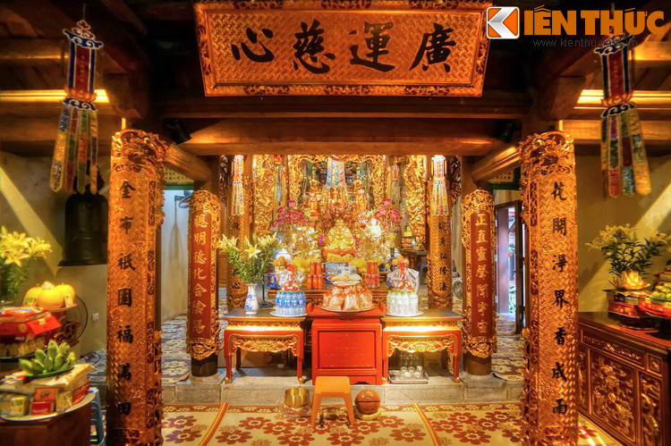 Do vốn là một ngôi đền nên ngoài thờ Phật, chùa Vĩnh Trù còn thờ Tứ vị Hồng Nương, theo truyền thuyết là những phụ nữ chết ngoài biển hóa thành thần phù trợ người đi biển. Ngoài ra chùa còn thờ Tam Thành Mẫu, là các vị thần trong đạo Mẫu.